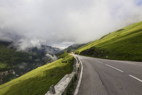 Österreich, Kärnten, Weiße flauschige Wolken über den Alpen von der Großglockner Hochalpenstraße aus gesehen - AIF00715