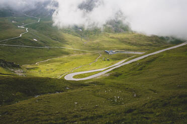 Österreich, Kärnten, Blick von oben auf die kurvenreiche Großglockner Hochalpenstraße - AIF00723