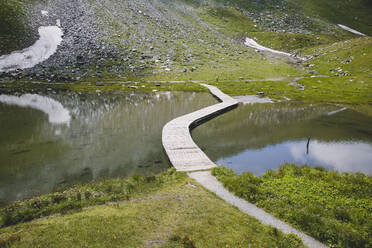 Österreich, Kärnten, Holzsteg an der Fuscher Lacke bei der Großglockner Hochalpenstraße - AIF00727