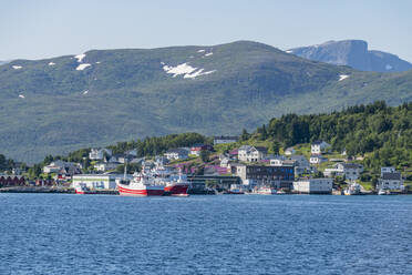 Norway, Troms og Finnmark, Botnhamn, Village on shore of Stonnesbotn fjord - RUNF04447