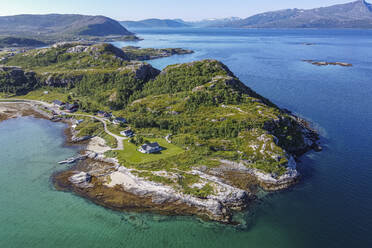 Norwegen, Troms og Finnmark, Brensholmen, Luftaufnahme einer kleinen Küstensiedlung auf der Insel Senja - RUNF04457