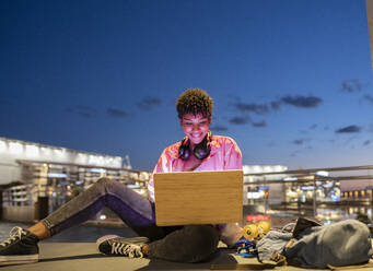 Frau benutzt Laptop in der Nacht - JCCMF02559