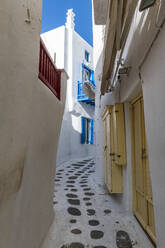 Greece, South Aegean, Horta, Empty narrow alley stretching between white-washed houses - RUNF04462