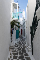 Greece, South Aegean, Horta, Empty narrow alley stretching between white-washed houses - RUNF04467