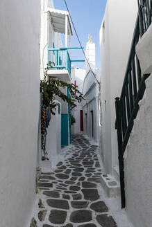 Griechenland, Südliche Ägäis, Horta, Leere, schmale Gasse zwischen weiß getünchten Häusern - RUNF04467