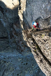 Kaukasischer Mann klettert auf Felsen - JMPF00961