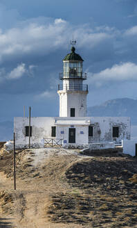 Armenistis-Leuchtturm bei bewölktem Himmel in Mykonos, Griechenland - RUNF04483