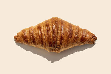 Frisch gebackenes Buttercroissant auf schwarzem Hintergrund - GEMF04800