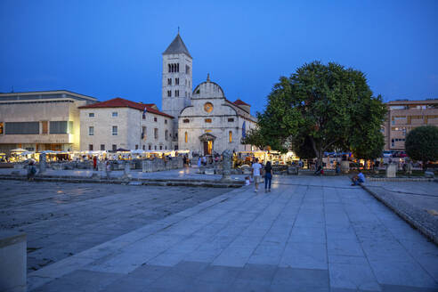 Kroatien, Gespanschaft Zadar, Zadar, Stadtplatz vor der Kirche der Heiligen Maria in der Abenddämmerung - MAMF01817