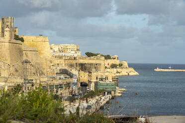 Malta, Südöstliche Region, Valletta, Blick auf das Mittelmeer und die Festungsmauern der historischen Stadt - TAMF02971