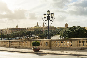 Malta, Südöstliche Region, Valletta, Blick auf den Triq Girolamo Cassar, der zur historischen Altstadt führt - TAMF02973
