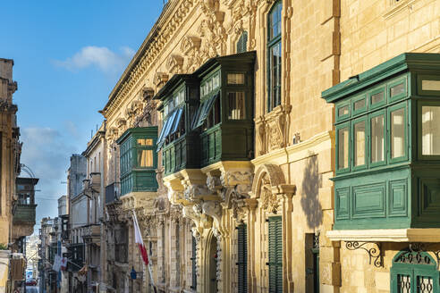 Malta, Südöstliche Region, Valletta, Balkone von historischen Altstadthäusern - TAMF02977