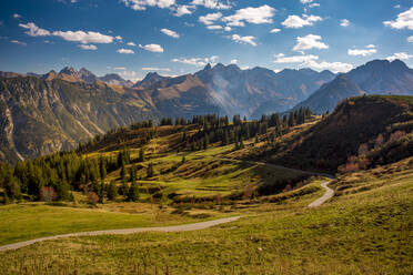 Malerische Aussicht auf eine kurvenreiche Straße in den Allgäuer Alpen im Herbst - DLF00058