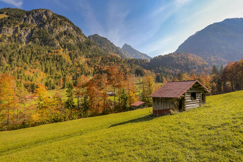 Oytal im Herbst mit kleiner Hütte im Vordergrund - DLF00062