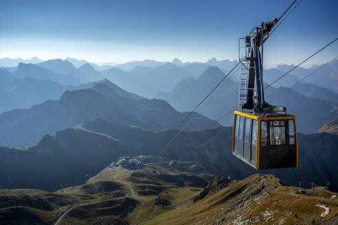 Nebelhornbahn mit nebligen Gipfeln im Hintergrund - DLF00071