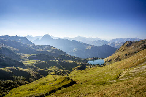 Blick auf die Allgäuer Alpen mit dem Seealpsee im Hintergrund - DLF00072