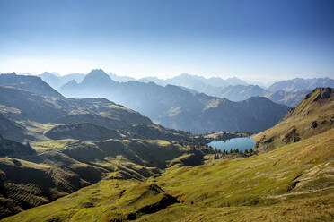 Blick auf die Allgäuer Alpen mit dem Seealpsee im Hintergrund - DLF00073