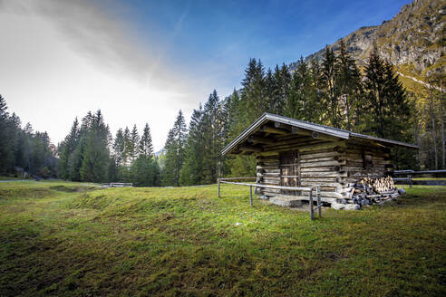 Abgeschiedene Hütte im Oybachtal - DLF00077