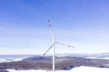 Windkraftanlage im Winter gegen den Himmel - MMAF01431