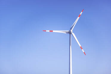 Windturbine vor strahlend blauem Himmel - MMAF01433