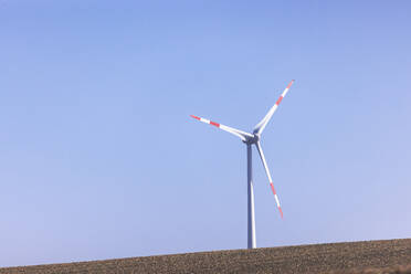 Windturbine vor strahlend blauem Himmel - MMAF01436