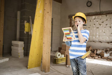Überraschender Junge mit Abakus beim Wiederaufbau eines Hauses - HMEF01234