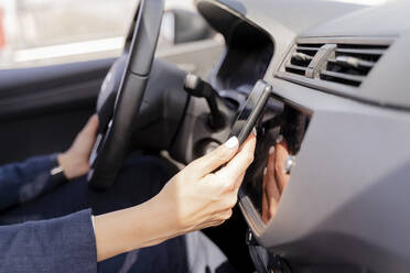 Frau benutzt Smartphone beim Autofahren - FMOF01395