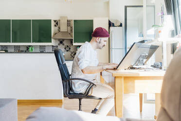 Young man using computer at home - MEUF03045