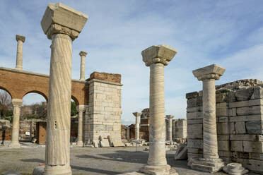 Türkei, Provinz Izmir, Selcuk, Säulen in den antiken Ruinen der Basilika des Heiligen Johannes - TAMF02980