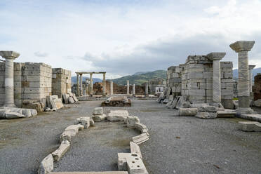 Türkei, Provinz Izmir, Selcuk, Säulen in den antiken Ruinen der Basilika des Heiligen Johannes - TAMF02981