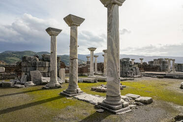 Türkei, Provinz Izmir, Selcuk, Säulen in den antiken Ruinen der Basilika des Heiligen Johannes - TAMF02986