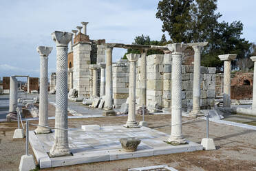 Türkei, Provinz Izmir, Selcuk, Säulen in den antiken Ruinen der Basilika des Heiligen Johannes - TAMF02987