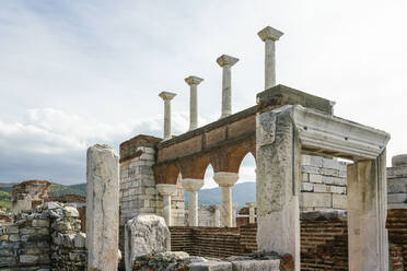 Türkei, Provinz Izmir, Selcuk, Säulen in den antiken Ruinen der Basilika des Heiligen Johannes - TAMF02991