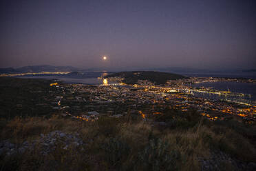 Beleuchtetes Stadtbild bei Nacht, Trogir, Kroatien - MAMF01821