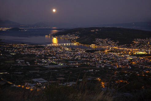 Reflexion des Vollmonds im Wasser bei der Stadt in der Nacht, Trogir, Kroatien - MAMF01822