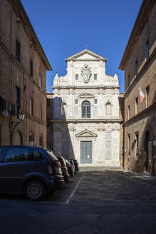 Italien, Toskana, Siena, Autos parken vor der Kirche San Raimondo - MAMF01827