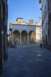 Italien, Toskana, Siena, Skulptur des Wolfes, Loggia del Papa Arkade - MAMF01832