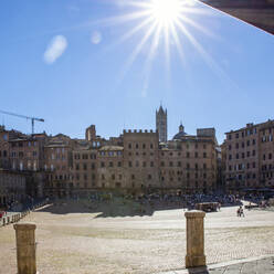 Italien, Toskana, Siena, Sonnenschein über der Piazza del Campo - MAMF01837