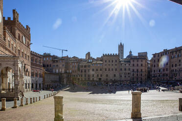 Italien, Toskana, Siena, Sonnenschein über der Piazza del Campo - MAMF01838