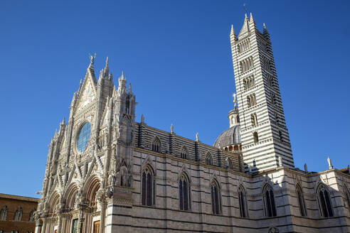 Italien, Toskana, Siena, Klarer Himmel über dem Dom von Siena - MAMF01842