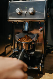 Crop unerkennbar Barista mit Kaffeemühle bei der Vorbereitung aromatischen frischen Kaffee in Café in der Tageszeit - ADSF24656