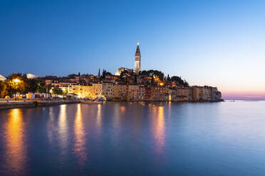 Kroatien, Gespanschaft Istrien, Rovinj, Ufer der Küstenstadt in der Abenddämmerung - TAMF02993