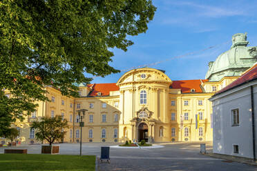 Österreich, Klosterneuburg, Fassade des Klosters an einem sonnigen Tag - PUF01953
