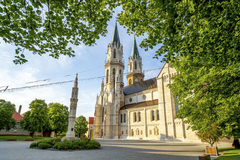 Österreich, Klosterneuburg, Türme des Stifts an einem sonnigen Tag - PUF01955