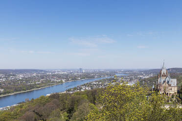 Deutschland, Nordrhein-Westfalen, Blick auf den Rhein, Königswinter, Bonn, Köln und die Drachenburg vom Drachenfels aus gesehen im Frühling - GWF07028