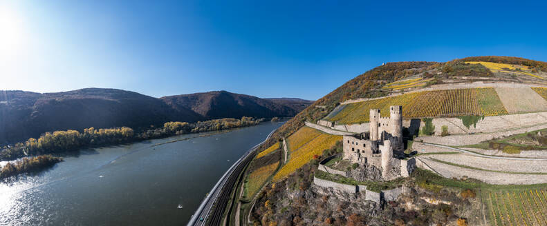 Schloss auf einem Hügel unter blauem Himmel in Hessen, Deutschland - AMF09171