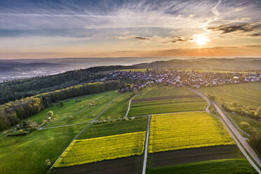 Deutschland, Baden Württemberg, Luftaufnahme von landwirtschaftlichen Feldern im Schwäbischen Wald bei Sonnenaufgang - STSF02966