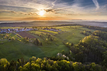 Deutschland, Baden Württemberg, Luftaufnahme von landwirtschaftlichen Feldern im Schwäbischen Wald bei Sonnenaufgang - STSF02967