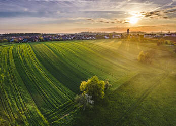 Deutschland, Baden Württemberg, Luftaufnahme von landwirtschaftlichen Feldern im Schwäbischen Wald bei Sonnenaufgang - STSF02968