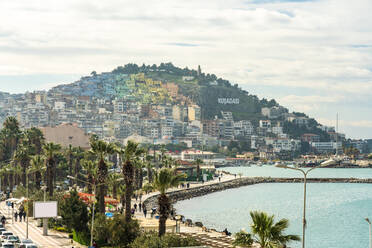 Promenade in Hafennähe vor Häusern auf einem Hügel in Kusadasi, Aydin, Türkei - TAMF03000